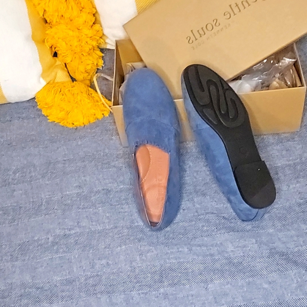 Brand new never worn size 6M blue